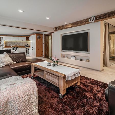 Luxurious And Royal Apartment In The Old Town Bratislava Eksteriør bilde