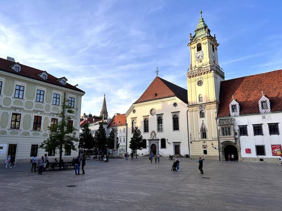 Luxurious And Royal Apartment In The Old Town Bratislava Eksteriør bilde